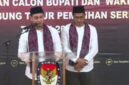 Zumi Laza dan M Aris Sedang Sambutan di KPU Tanjab Timur, Kamis 29/8 pagi saat mendaftar sebagai bakal pasangan cabup dan cawabup Tanjab Timur.(SS/hum KPU)