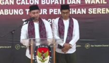 Zumi Laza dan M Aris Sedang Sambutan di KPU Tanjab Timur, Kamis 29/8 pagi saat mendaftar sebagai bakal pasangan cabup dan cawabup Tanjab Timur.(SS/hum KPU)