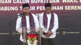 Zumi Laza dan M Aris Sedang Sambutan di KPU Tanjab Timur, Kamis 29/8 pagi saat mendaftar sebagai bakal pasangan cabup dan cawabup Tanjab Timur.(SS/hum KPU)