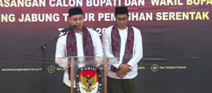 Zumi Laza dan M Aris Sedang Sambutan di KPU Tanjab Timur, Kamis 29/8 pagi saat mendaftar sebagai bakal pasangan cabup dan cawabup Tanjab Timur.(SS/hum KPU)