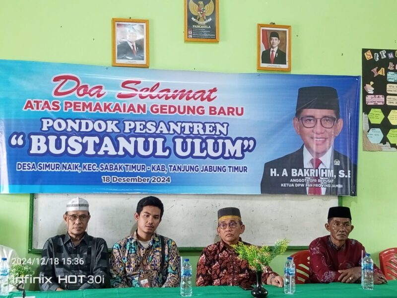 Foto: H Bakri (tengah) Hadiri kegiatan Doa Selamat Penggunaan gedung asrama baru Ponpes Bustanul Ulum (Dok: Daus/Zabak.id)